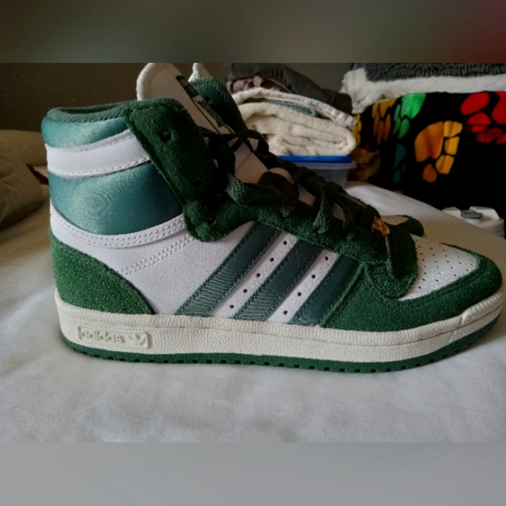 ADIDAS TENNIS SHOES. SIZE 6. NEVER WORN. GREEN AND WHITE. HIGHTOPS.